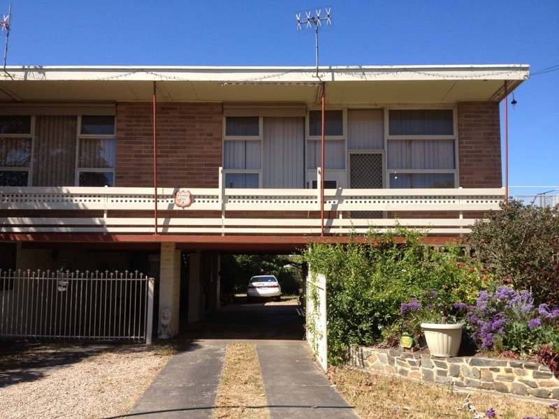 8 Bond Ave, Victor Harbor SA 5211