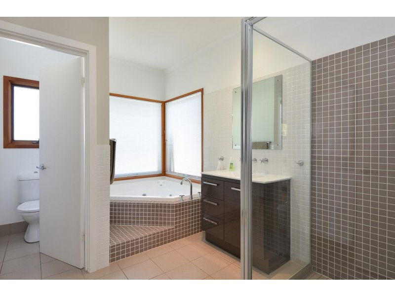 24 Warland Avenue, Victor Harbor SA 5211