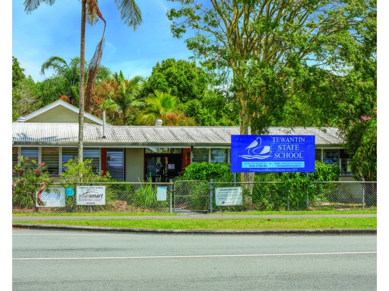 11 Poinciana Ave, Tewantin QLD 4565