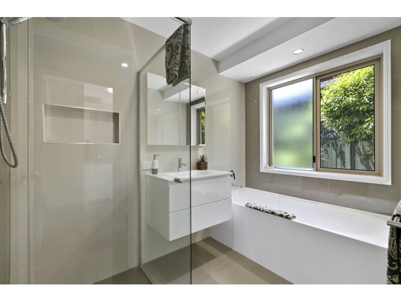 12 Lake Entrance Boulevard, Noosaville QLD 4566