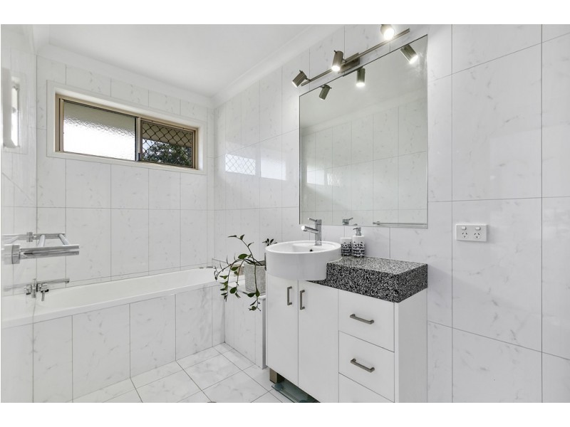 2 Bushlands Drive, Noosaville QLD 4566