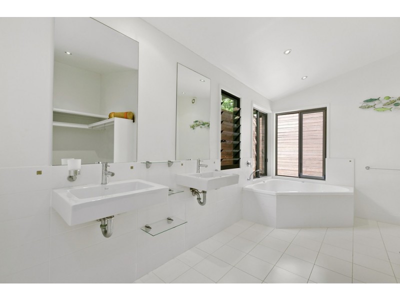 1 Lakeway Drive, Cooroibah QLD 4565