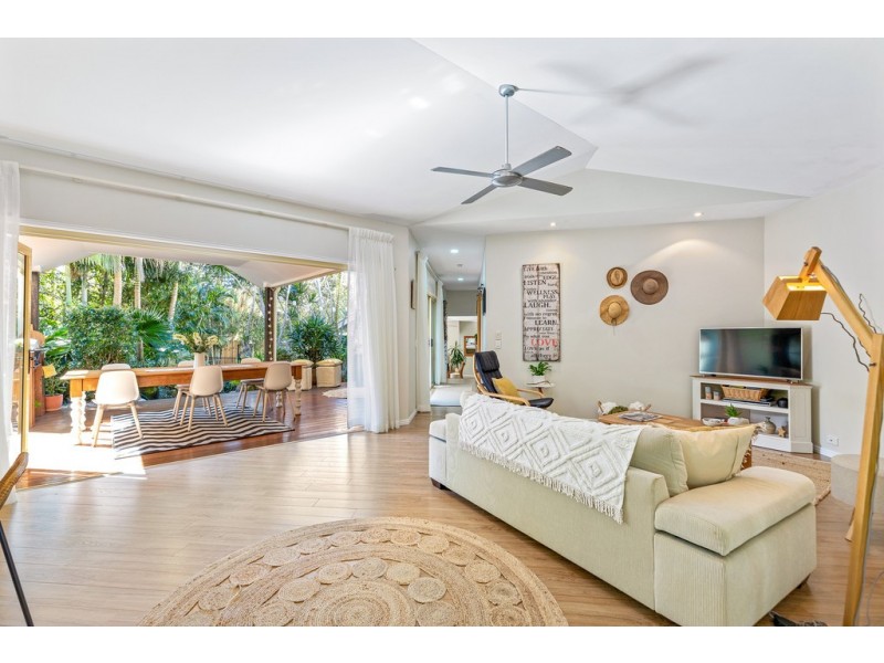 2 Captains Court, Sunrise Beach QLD 4567