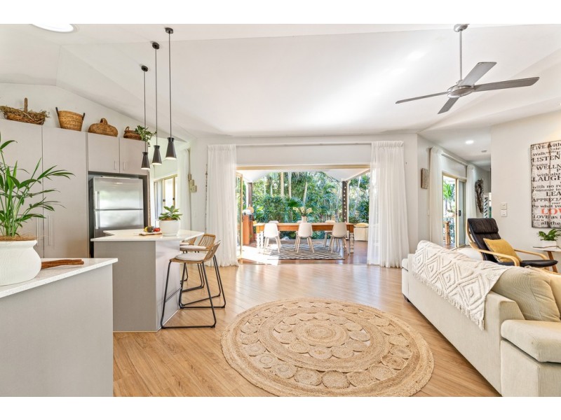 2 Captains Court, Sunrise Beach QLD 4567