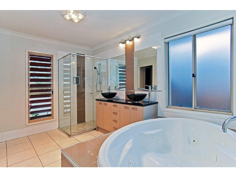 24 Attenuatta Place, Noosaville QLD 4566