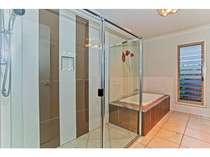 24 Attenuatta Place, Noosaville QLD 4566