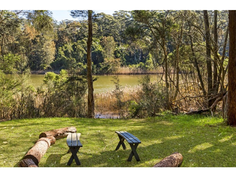 90 Lake Shore Drive, North Avoca NSW 2260