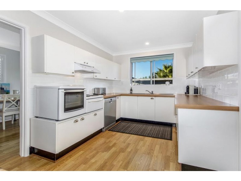 16 Parkside Avenue, Bateau Bay NSW 2261