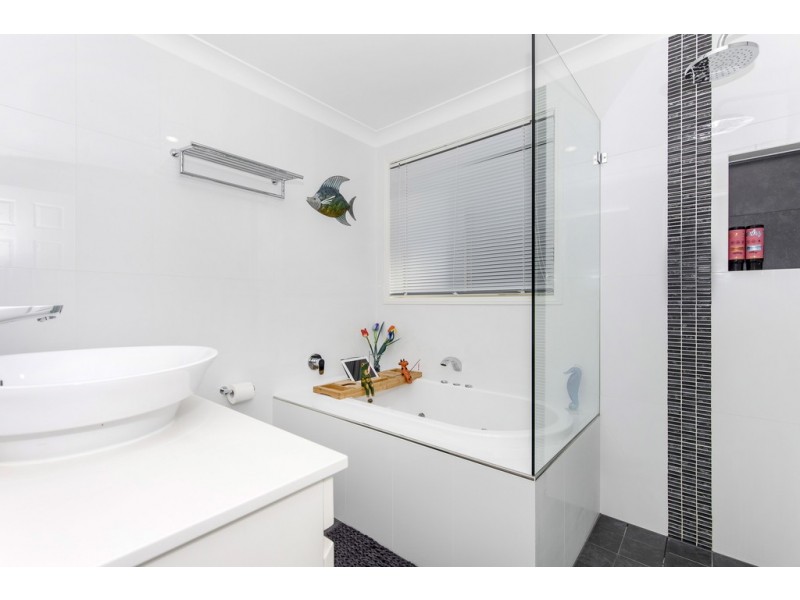 16 Bannister Drive, Erina NSW 2250