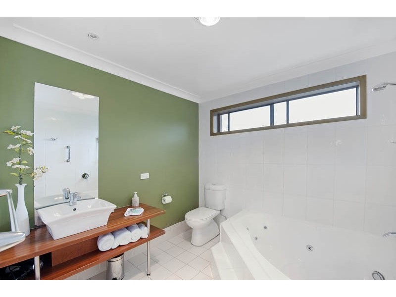 9 Yumbool Close, Forresters Beach NSW 2260