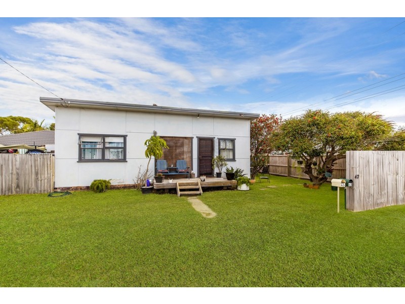 42 Flinders Avenue, Killarney Vale NSW 2261