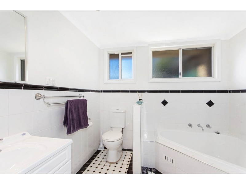 8 Hazel Close, Berkeley Vale NSW 2261