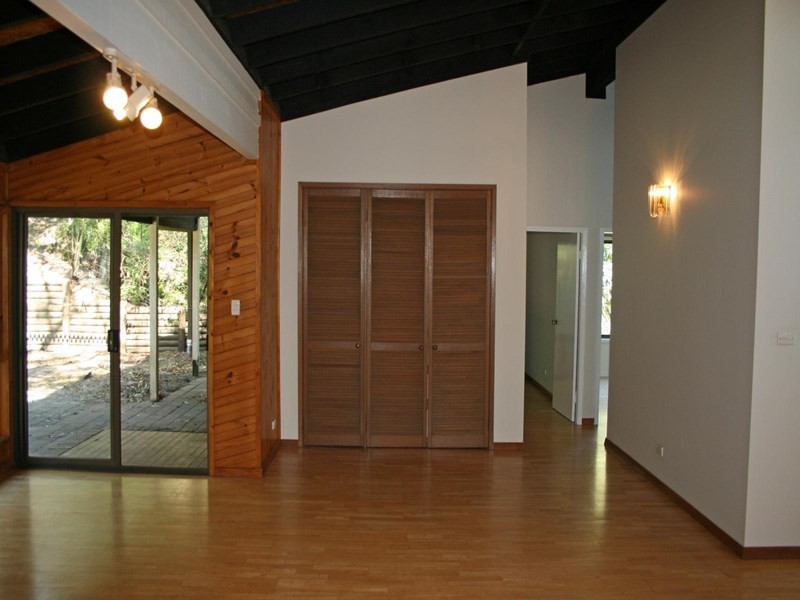 4 Dan Place, Forresters Beach NSW 2260