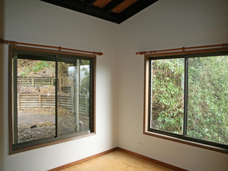 4 Dan Place, Forresters Beach NSW 2260