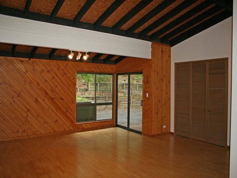 4 Dan Place, Forresters Beach NSW 2260