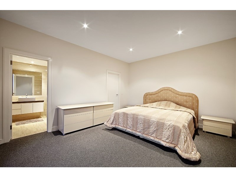 2/24 Orchard Cres, Mont Albert VIC 3127
