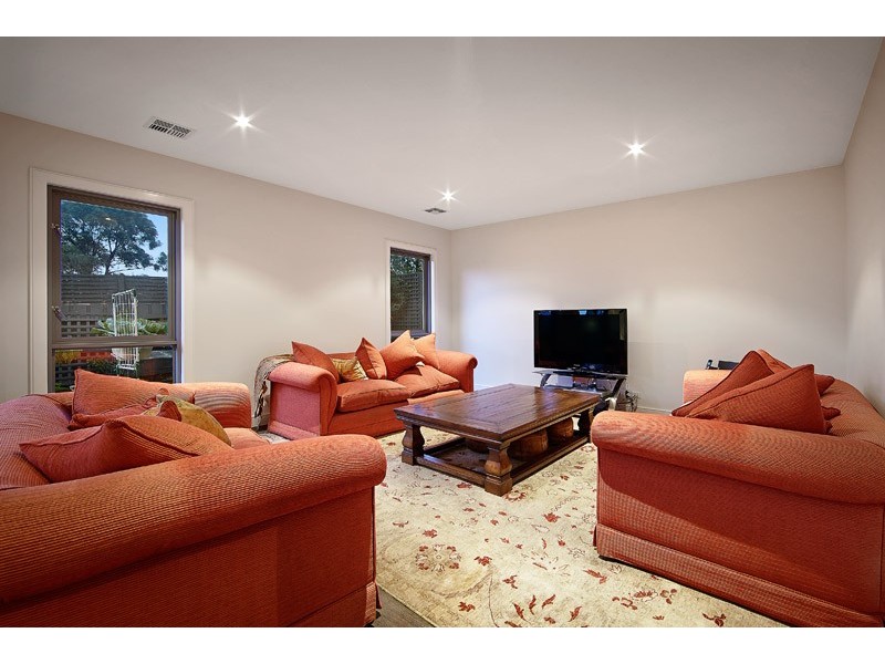 2/24 Orchard Cres, Mont Albert VIC 3127