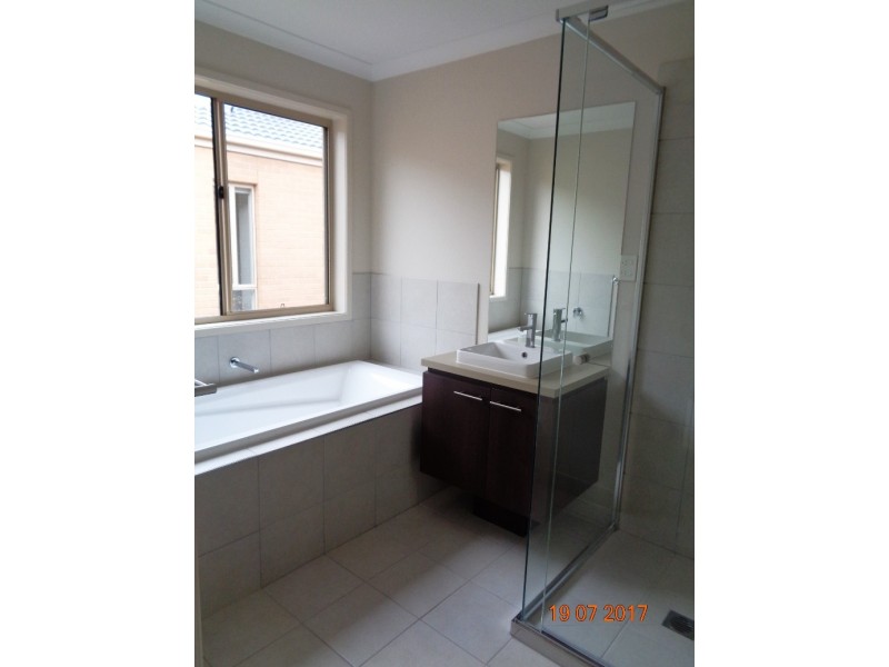 27 Karinya Way, Melton West VIC 3337