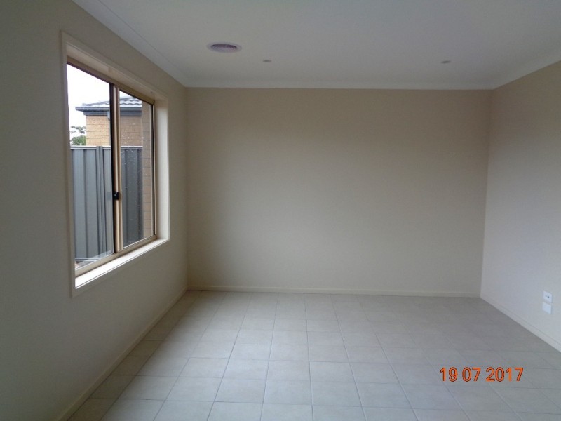 27 Karinya Way, Melton West VIC 3337