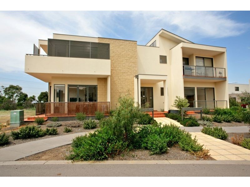 2 39 DIAMOND BOULEVARD, Greensborough VIC 3088