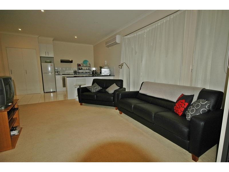 2 39 DIAMOND BOULEVARD, Greensborough VIC 3088