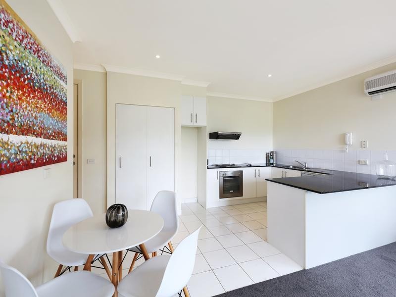 2 39 DIAMOND BOULEVARD, Greensborough VIC 3088