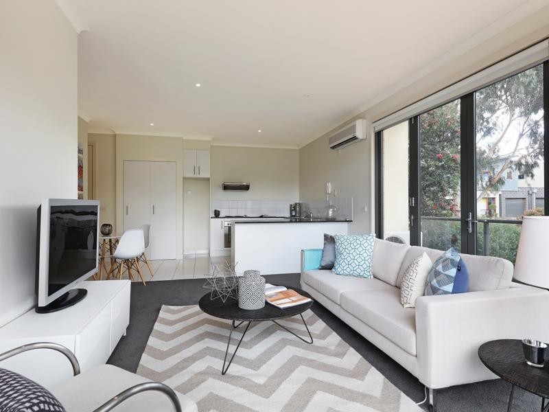 2 39 DIAMOND BOULEVARD, Greensborough VIC 3088