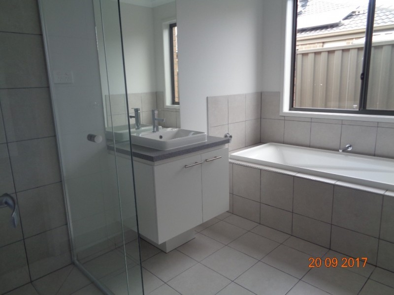 18 Parkview Street, Melton West VIC 3337