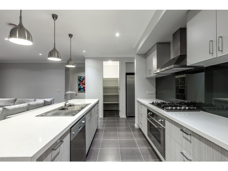 4 MARONG AVENUE, Eynesbury VIC 3338