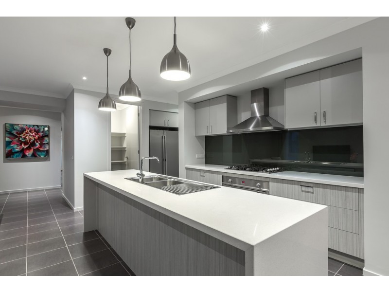 4 MARONG AVENUE, Eynesbury VIC 3338