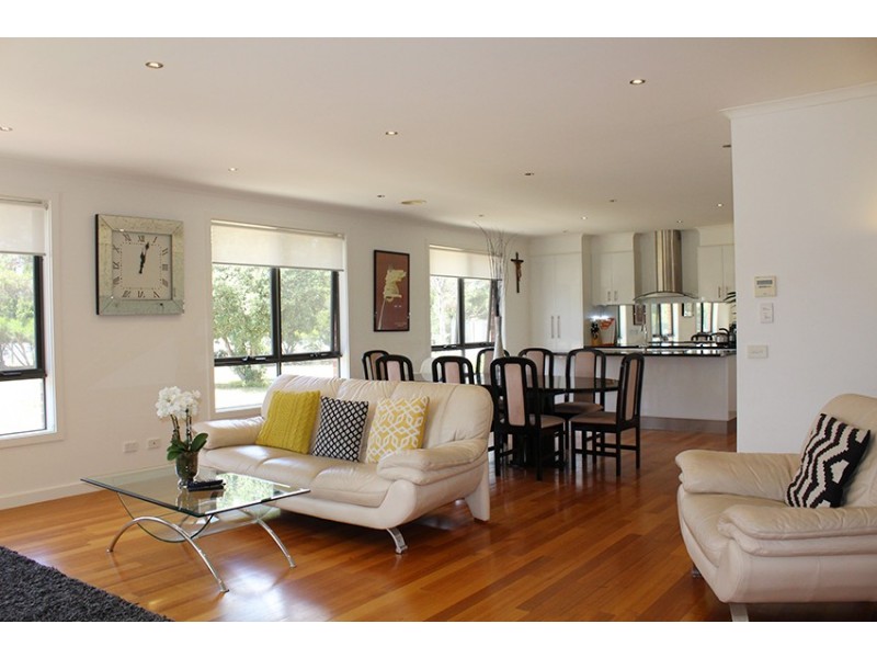 110 ELCHO ROAD, Lara VIC 3212