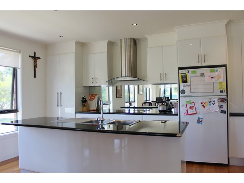 110 ELCHO ROAD, Lara VIC 3212