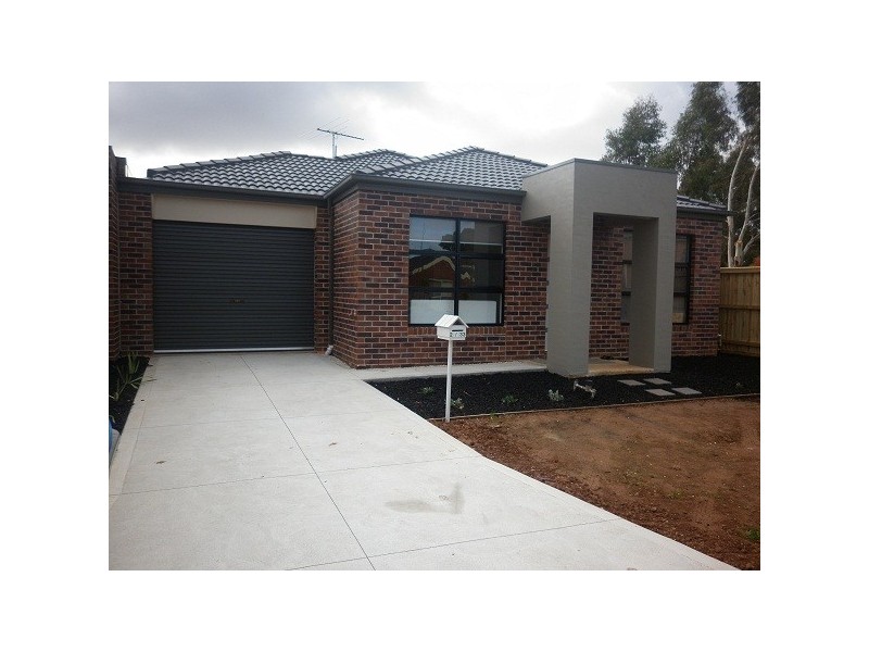 2/33 Macadamia Grove, Werribee VIC 3030
