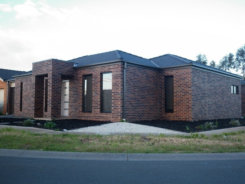 1/33 Macadamia Grove, Werribee VIC 3030