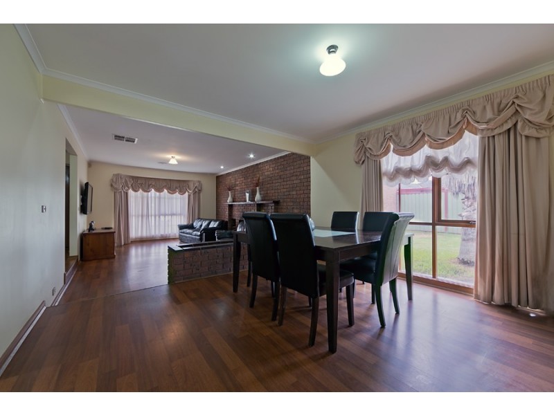 2 Wattlebird Court, Werribee VIC 3030