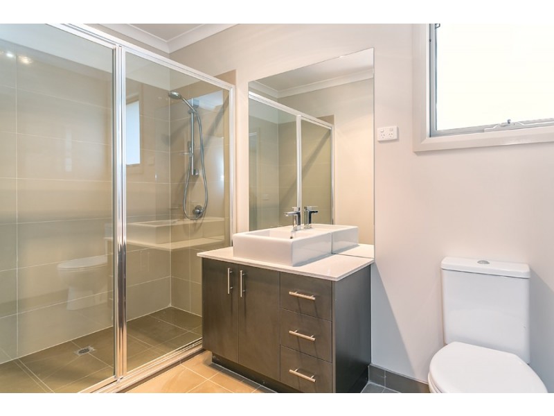 2/27 Railway Avenue, Laverton VIC 3028