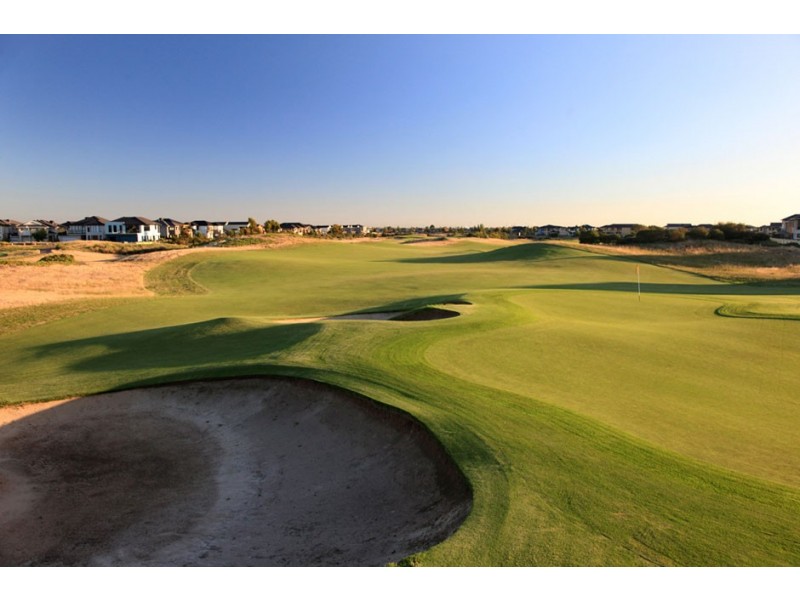 18 Sundowner Place, Sanctuary Lakes VIC 3030