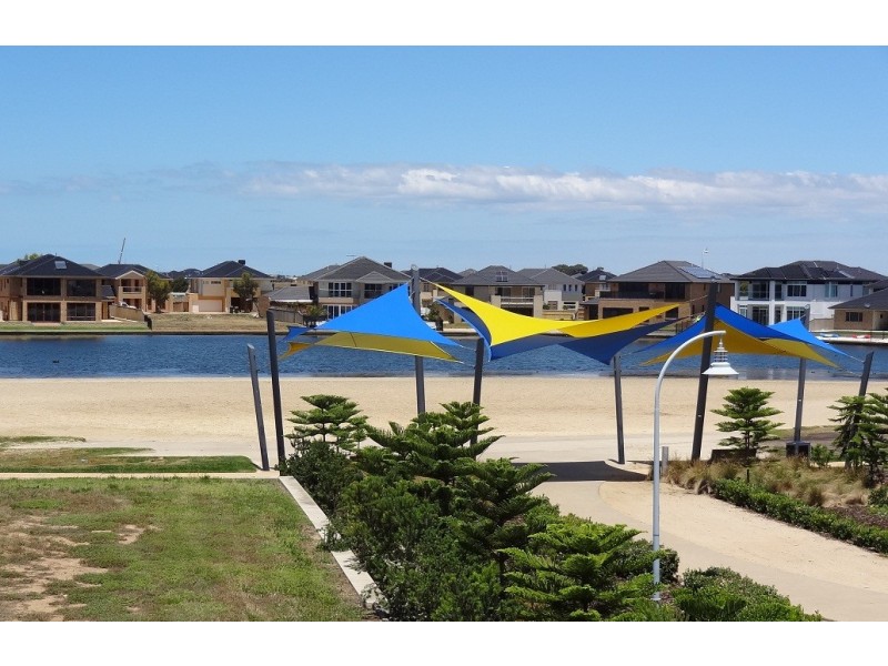 18 Sundowner Place, Sanctuary Lakes VIC 3030