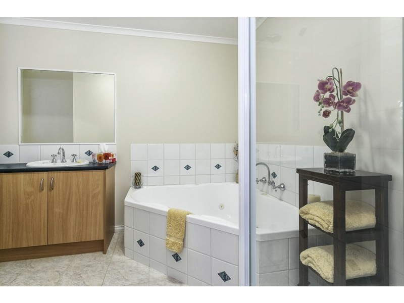 4 Anna Crt, Werribee VIC 3030