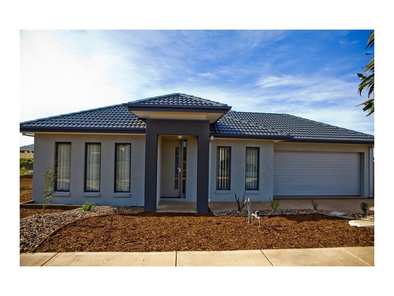 45 Mapleton Blvd, Melton South VIC 3338