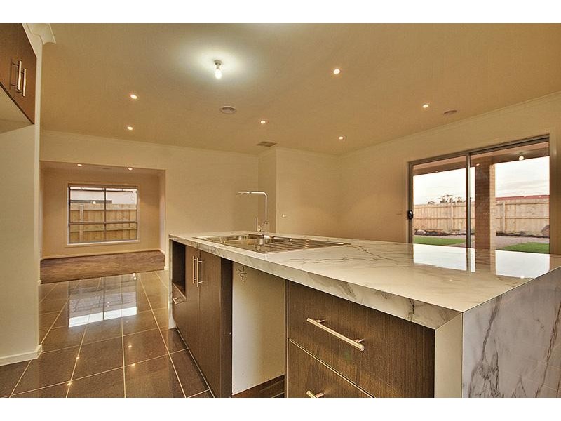 45 Mapleton Blvd, Melton South VIC 3338