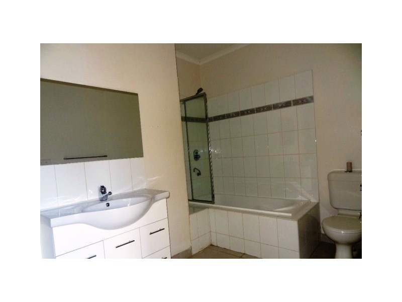 2/16 Centre Avenue, Werribee VIC 3030