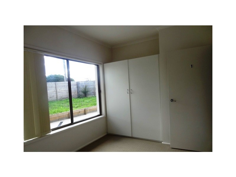 2/16 Centre Avenue, Werribee VIC 3030