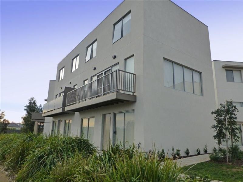 12/1 Clearwater Rise Parade, Truganina VIC 3029