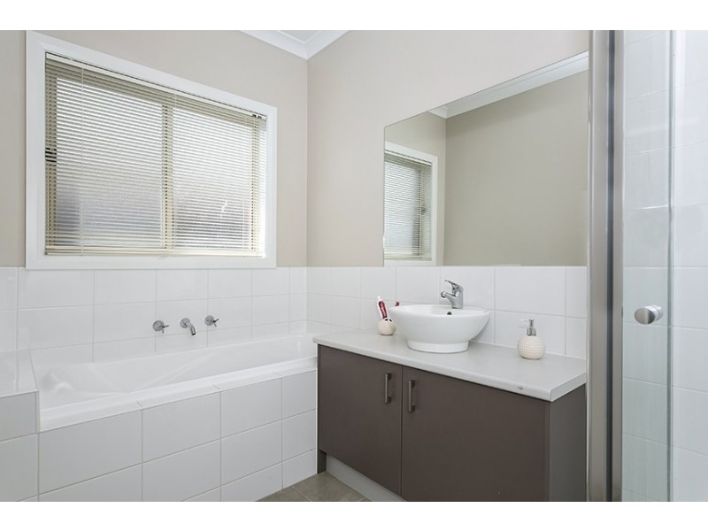 24 Brookwood St, Tarneit VIC 3029