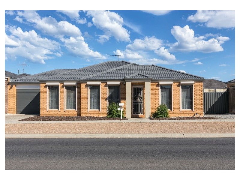 2/1 Harmony Dr, Tarneit VIC 3029