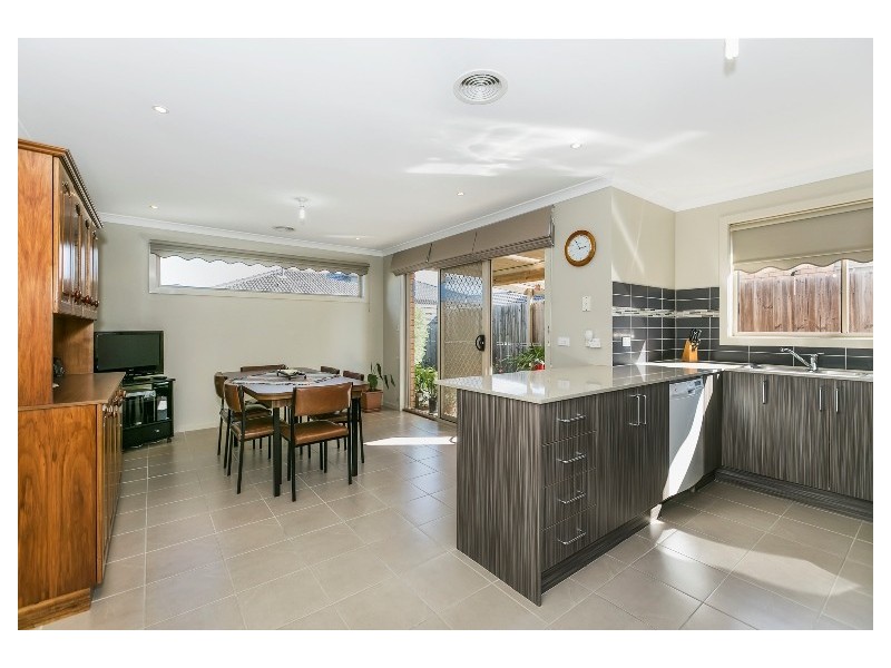 2/1 Harmony Dr, Tarneit VIC 3029