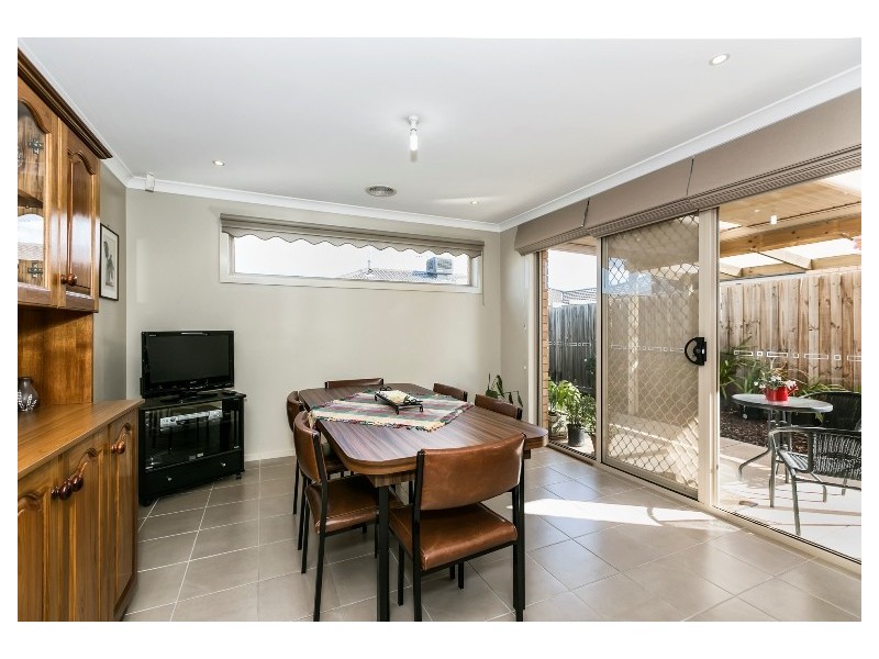 2/1 Harmony Dr, Tarneit VIC 3029