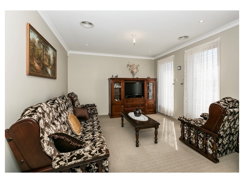 2/1 Harmony Dr, Tarneit VIC 3029