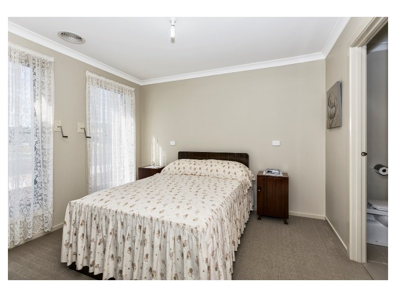 2/1 Harmony Dr, Tarneit VIC 3029